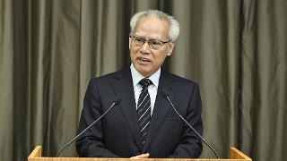 行政长官岑浩辉在里斯本向传媒总结葡萄牙访问行程。