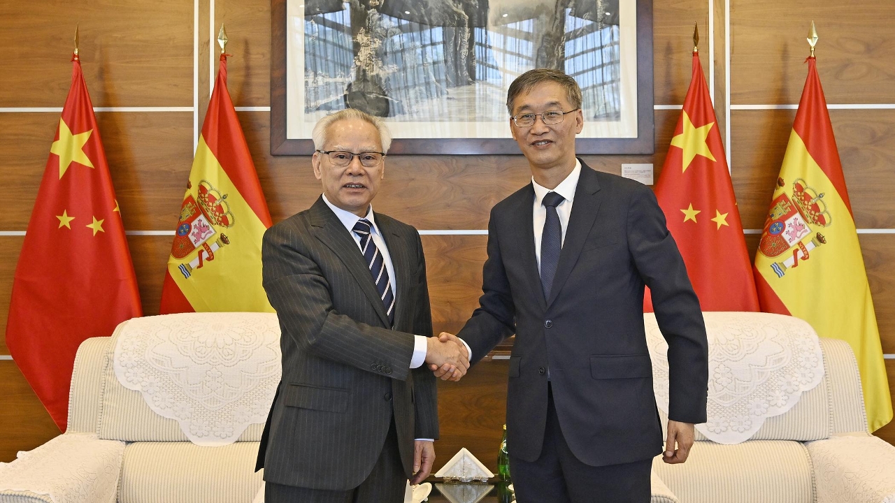 行政长官岑浩辉与中国驻西班牙大使兼驻安道尔大使姚敬在马德里会面。