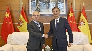 The Chief Executive, Mr Sam Hou Fai, meets with the Chinese Ambassador to Spain and Andorra, Mr Yao Jing, in Madrid, Spain.