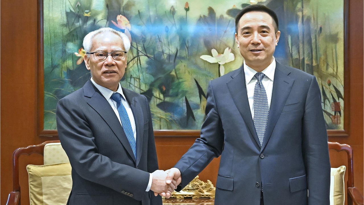 在比利時布魯塞爾訪問的行政長官岑浩輝與中國駐歐盟使團團長、特命全權大使蔡潤會面。