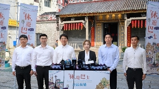 政府跨部门代表介绍“「休」游巴士．社区探趣”计划。