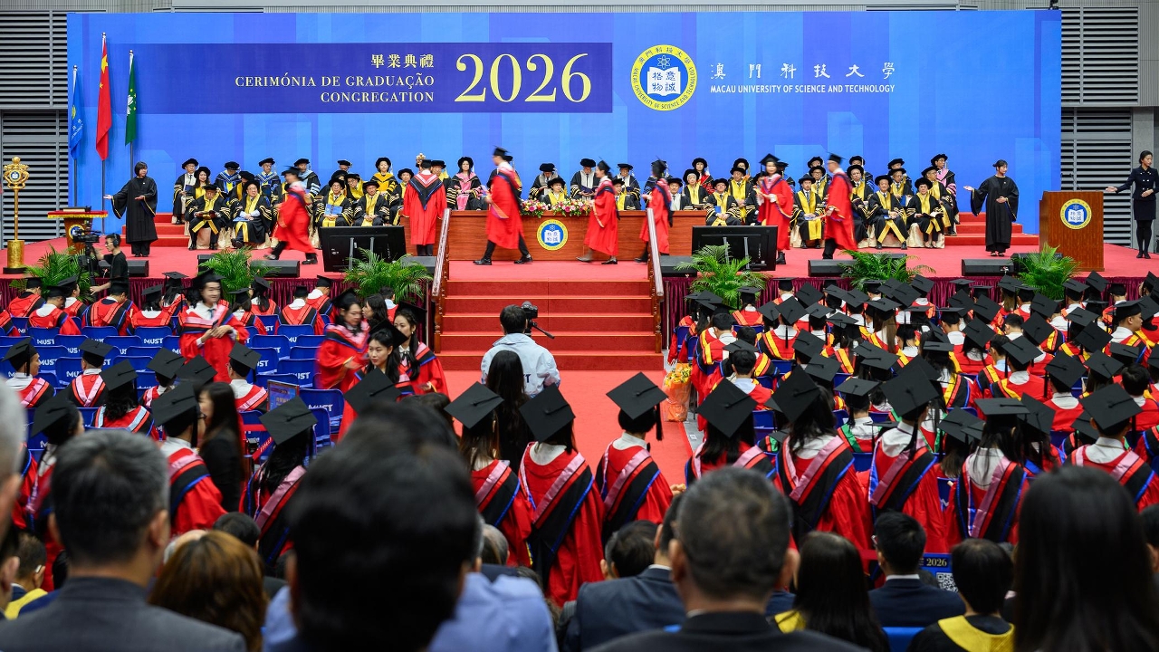 Secretária para os Assuntos Sociais e Cultura, O Lam, em representação do Chefe do Executivo, na cerimónia de graduação 2026 da Universidade de Ciência e Tecnologia de Macau .