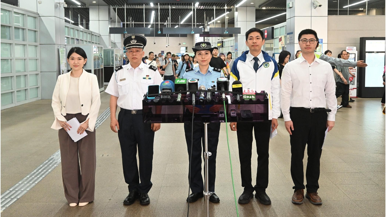 Government officials brief reporters on measures and work concerning the approaching Labour Day holiday, in view of an expected increase of number of visitors to Macao.