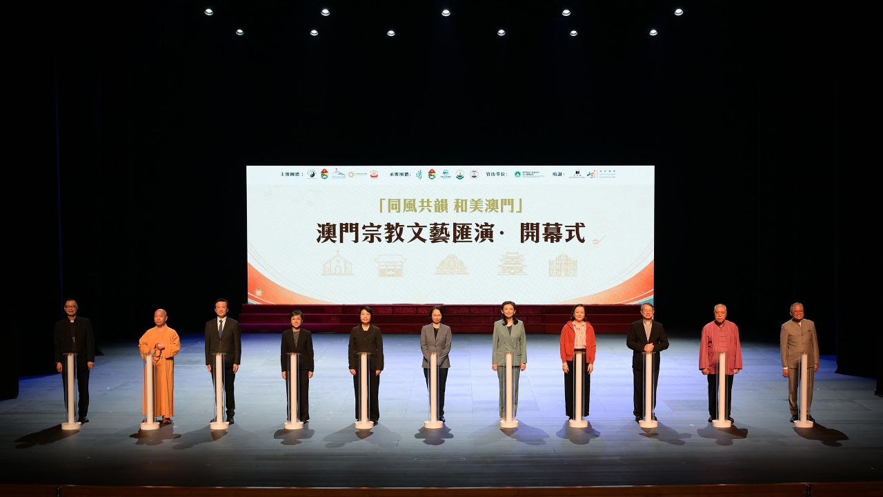 社会文化司司长柯岚为“同风共韵　和美澳门”澳门宗教文艺汇演主持亮灯仪式。