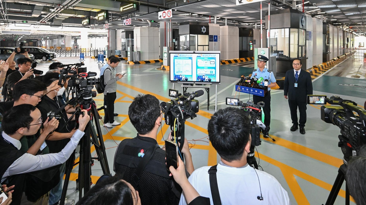 橫琴口岸聯合一站式車道升級應用“智能通關”措施，相關部門代表向傳媒介紹新措施內容。