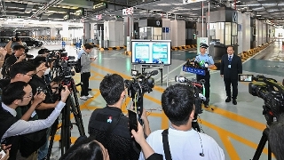 横琴口岸联合一站式车道升级应用“智能通关”措施，相关部门代表向传媒介绍新措施内容。