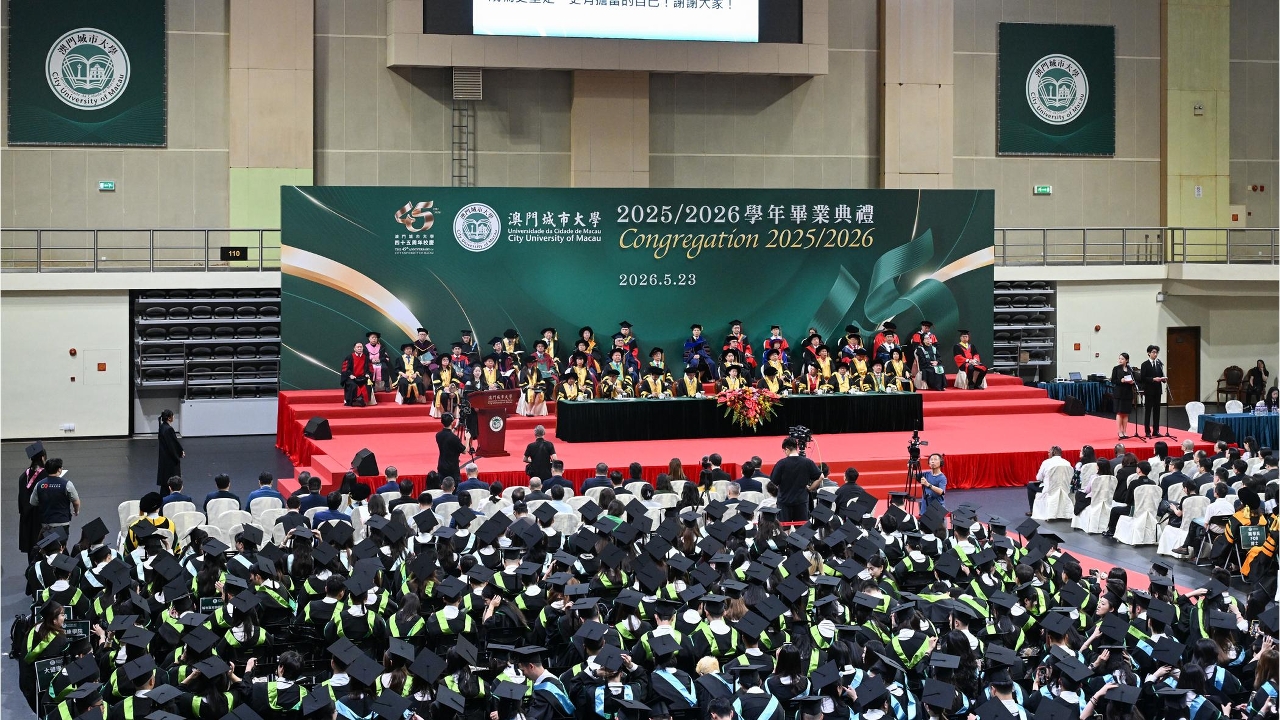 社会文化司司长柯岚代表行政长官出席澳门城市大学2025/2026学年毕业典礼。
