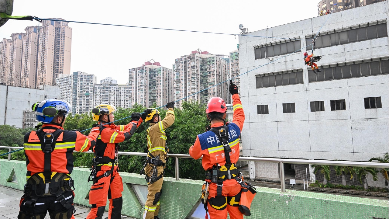 澳门消防局联同广东省消防救援总队及香港消防处在本澳举行名为“联城-2026”的粤港澳大湾区跨境救援联合演练。