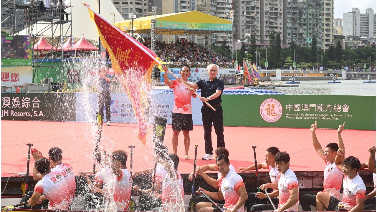 The Chief Executive, Mr Sam Hou Fai, attends the awards ceremony of the 2026 Macao International Dragon Boat Races.