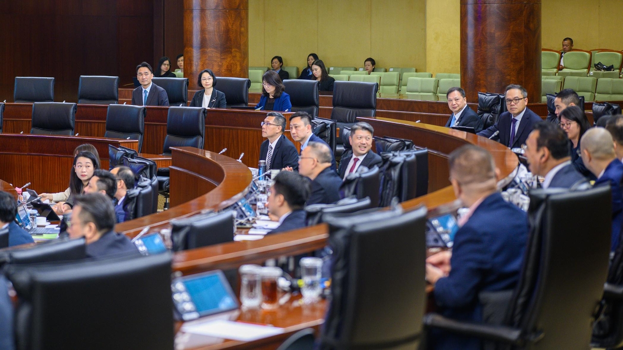社會文化司司長柯嵐列席立法會全體會議，回應議員提出的口頭質詢。