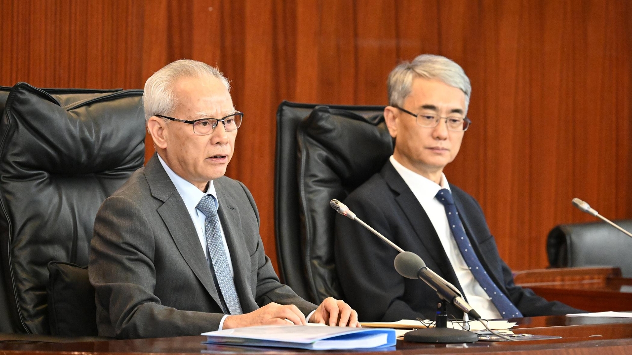 Chefe do Executivo, Sam Hou Fai, na reunião plenária da Assembleia Legislativa, faz uma retrospectiva sobre a acção governativa do Governo da Região Administrativa Especial de Macau, nos últimos seis meses,  apresenta as prioridades de trabalho para o segundo semestre do corrente ano, bem como responde às perguntas dos deputados sobre a economia, a sociedade e os assuntos ligados ao bem-estar da população.