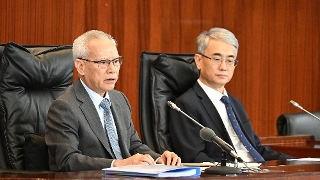 行政长官岑浩辉列席立法会全体会议，回顾特区政府过去半年的施政，介绍下半年的工作重点，并就经济社会民生事务等议题回应议员提问。