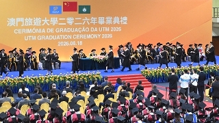 Chefe do Executivo, Sam Hou Fai, na cerimónia de graduação de 2026 da Universidade de Turismo de Macau.