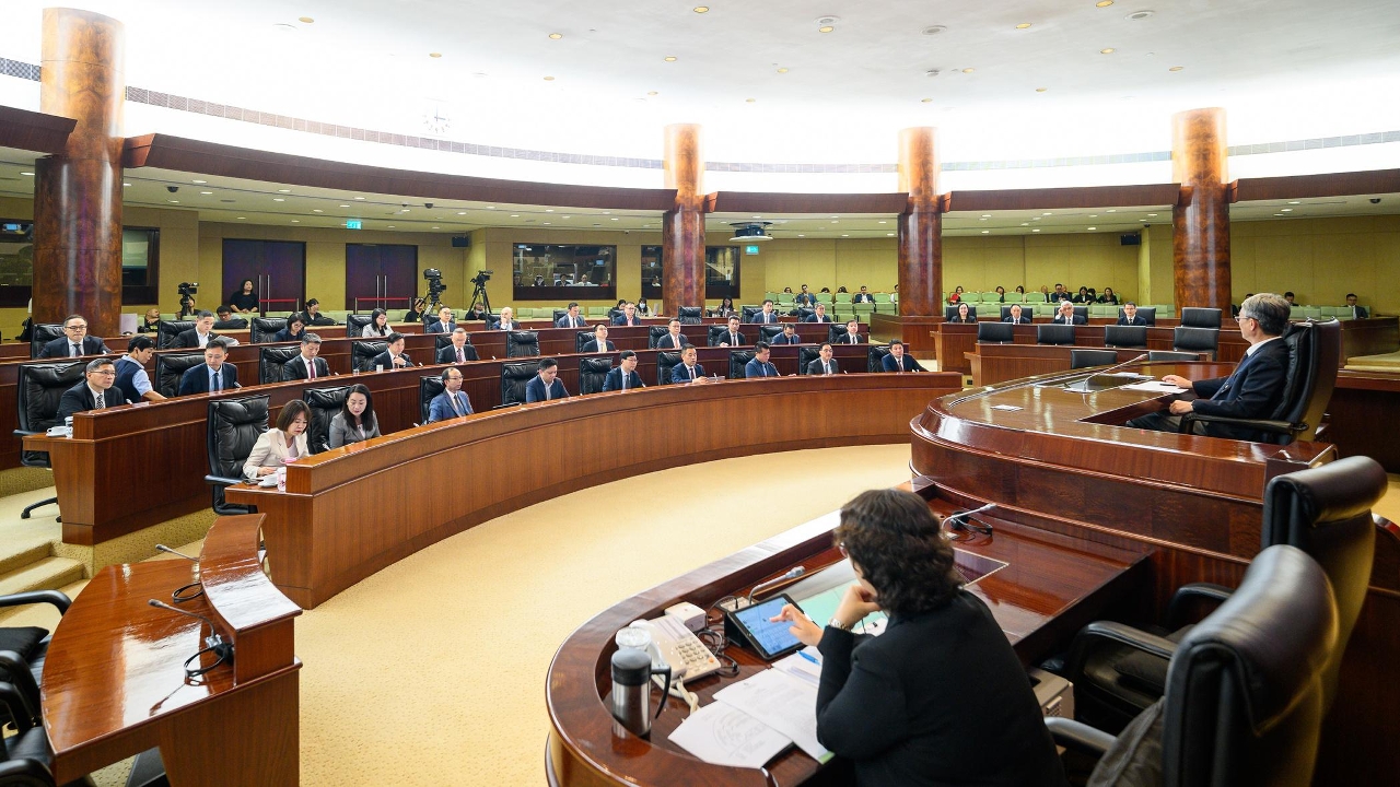 行政法務司司長黃少澤列席立法會全體會議，回應議員提出的口頭質詢。