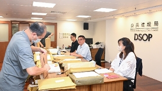 公共建设局就新城A区B13地段运动场地建造工程进行公开开标。