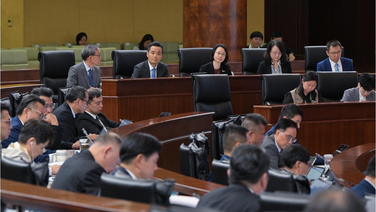 社会文化司司长柯岚列席立法会全体会议，议程为引介、一般性讨论及表决《修改第5/2011号法律〈预防及控制吸烟制度〉》。