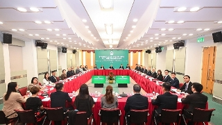 特区政府举行2027年《施政报告》座谈会 -劳工、乡团及社会服务界别专场。行政长官岑浩辉就编制明年施政报告听取与会代表的意见及建议。