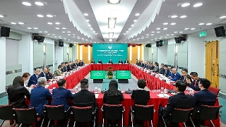 特区政府举行2027年《施政报告》座谈会 -工商及金融界别专场，行政长官岑浩辉就编制明年施政报告听取与会代表的意见建议。