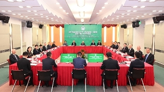 特区政府举行2027年《施政报告》座谈会 - 澳区全国人大代表专场，行政长官岑浩辉就编制明年施政报告听取澳区全国人大代表的意见建议。