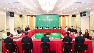 特区政府举行2027年《施政报告》座谈会 - 公职人员社团专场。行政长官岑浩辉就编制明年施政报告听取与会代表的意见及建议。