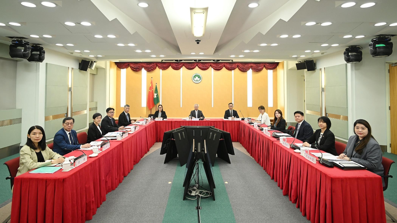 行政长官岑浩辉召开亚太经合组织第十三届旅游部长会议筹备委员会会议。