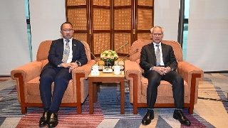The Chief Executive, Mr Sam Hou Fai, meets with the Executive Director of the APEC Secretariat, Mr Eduardo Pedrosa, in Macao.