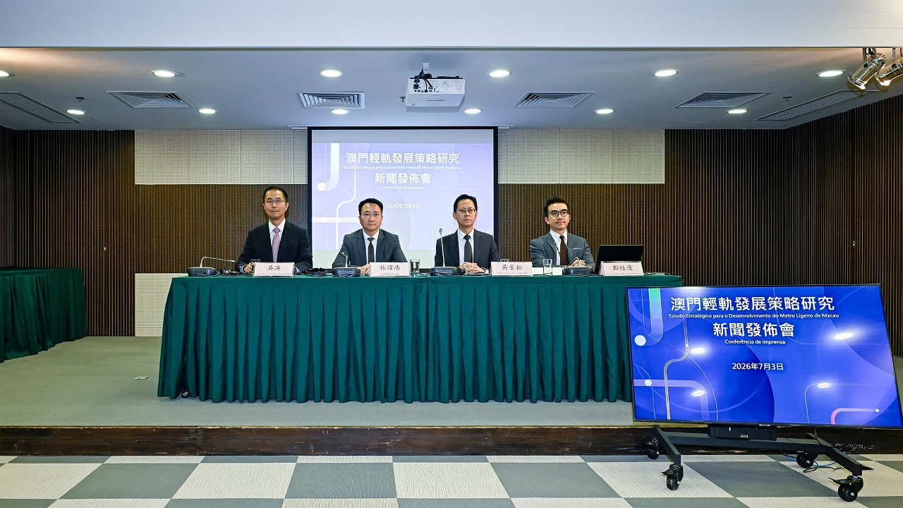 公共建設局舉行新聞發佈會，介紹澳門輕軌發展策略研究。