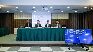 公共建设局举行新闻发布会，介绍澳门轻轨发展策略研究。