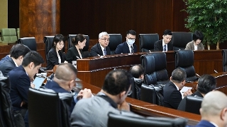 Secretário para a Administração e Justiça, Wong Sio Chak, na reunião plenária da Assembleia Legislativa para apresentação, discussão e votação na generalidade da proposta de lei intitulada “Consolidação dos recursos financeiros do Fundo de Pensões”.