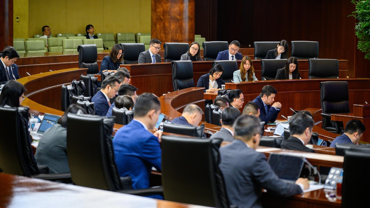經濟財政司司長吳惠嫻列席立法會全體會議 ，議程為細則性討論及表決《修改第7/2008號法律〈勞動關係法〉》法案。