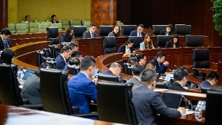 Secretária para a Economia e Finanças, Ng Wai Han, na reunião plenária da Assembleia Legislativa para discussão e votação na especialidade da proposta de lei intitulada “Alteração à Lei n.º 7/2008 ‒ Lei das relações de trabalho”.