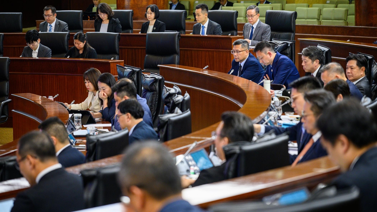 社會文化司司長柯嵐列席立法會全體會議，議程為細則性討論及表決《修改第5/2011號法律〈預防及控制吸煙制度〉》法案。
