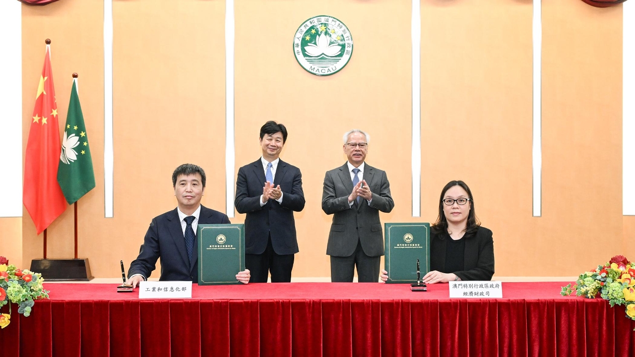 行政長官岑浩輝見證經濟財政司司長吳惠嫻與工業和信息化部副部長熊繼軍代表雙方簽署《關於發展新質生產力推進新型工業化的合作協議》。