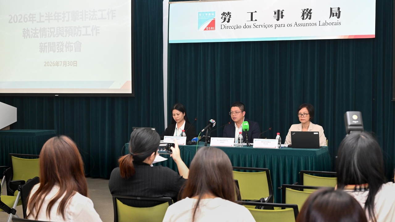勞工事務局舉行新聞發佈會介紹打擊非法工作情況。