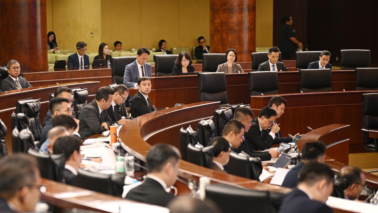 社會文化司司長柯嵐列席立法會全體會議，回應議員提出的口頭質詢。
