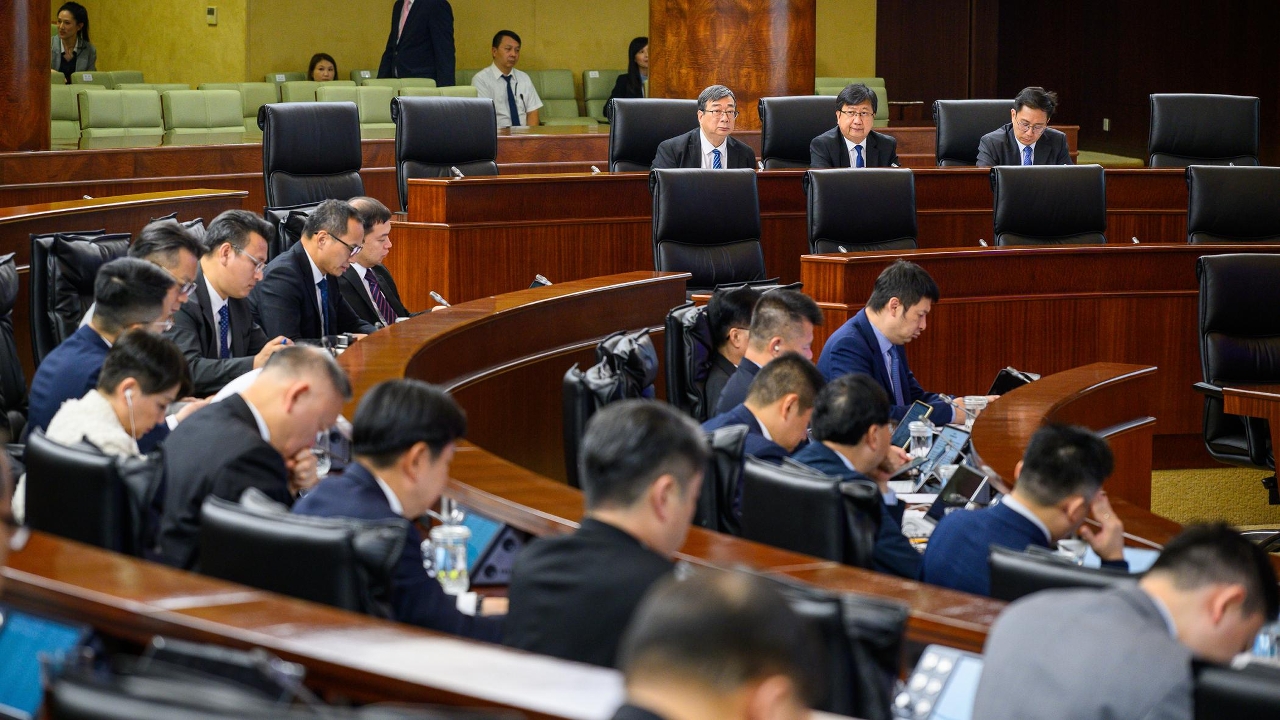 The Secretary for Transport and Public Works, Mr Tam Vai Man, attends a plenary session of the Legislative Assembly to take questions raised by Legislative Assembly members.