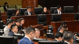 經濟財政司司長吳惠嫻列席立法會全體會議，回應議員提出的口頭質詢。