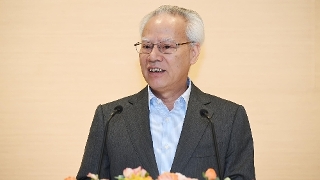 行政长官岑浩辉启程访问新加坡、印尼及马来西亚时前，在澳门国际机场举行记者会。