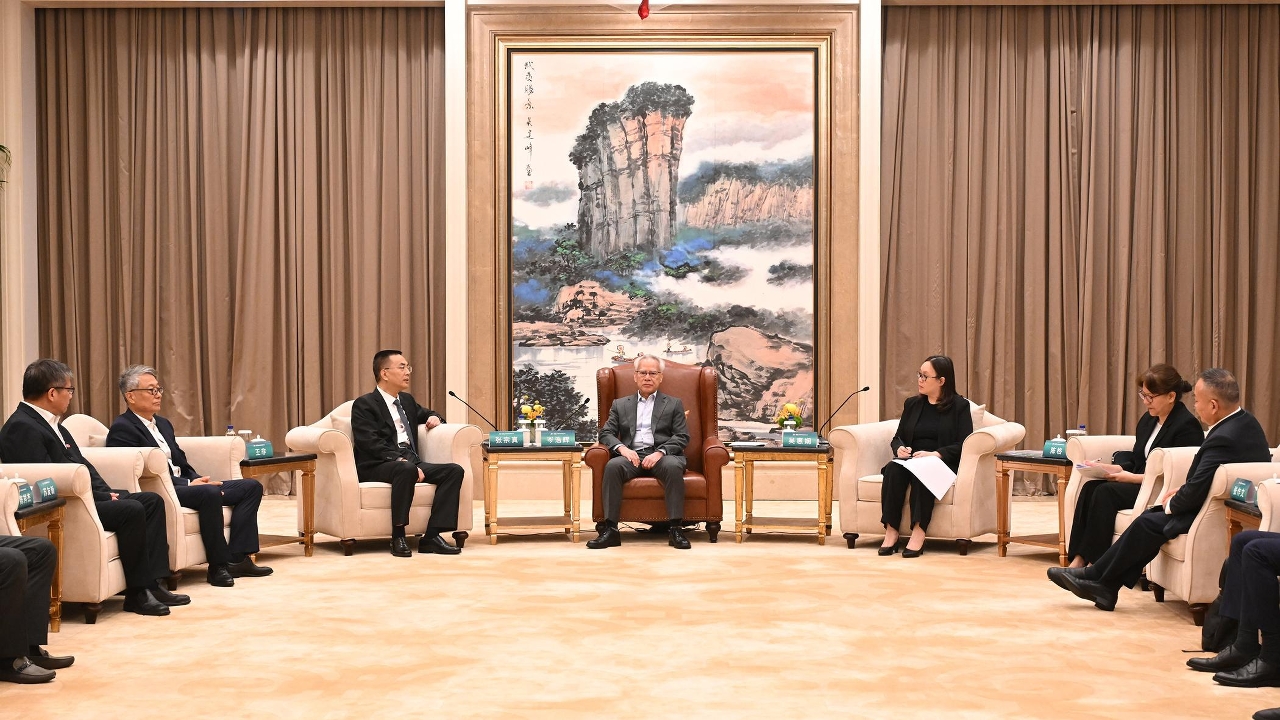 行政長官岑浩輝在福州市與多家福建企業的代表會面交流。