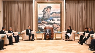 The Chief Executive, Mr Sam Hou Fai, meets with representatives from a number of Fujian-based enterprises during a visit to Fuzhou City, Fujian Province.