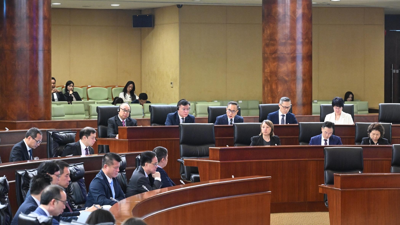 保安司司长陈子劲列席立法会全体会议。立法会采用紧急程序，细则性表决《修改第17/2009号法律〈禁止不法生产、贩卖和吸食麻醉药品及精神药物〉》法案。