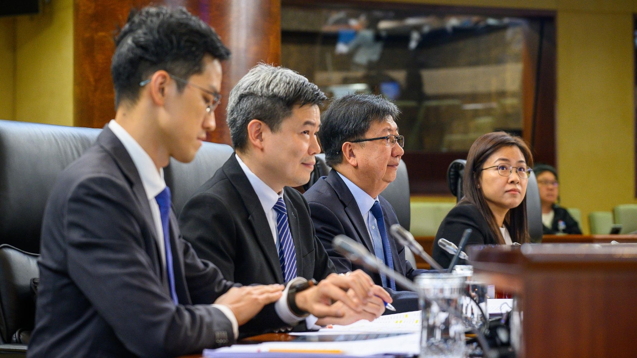 运输工务司司长谭伟文列席立法会全体会议，议程为细则性讨论及表决《海域使用法》法案，以及引介、一般性讨论及表决《电信法》法案。