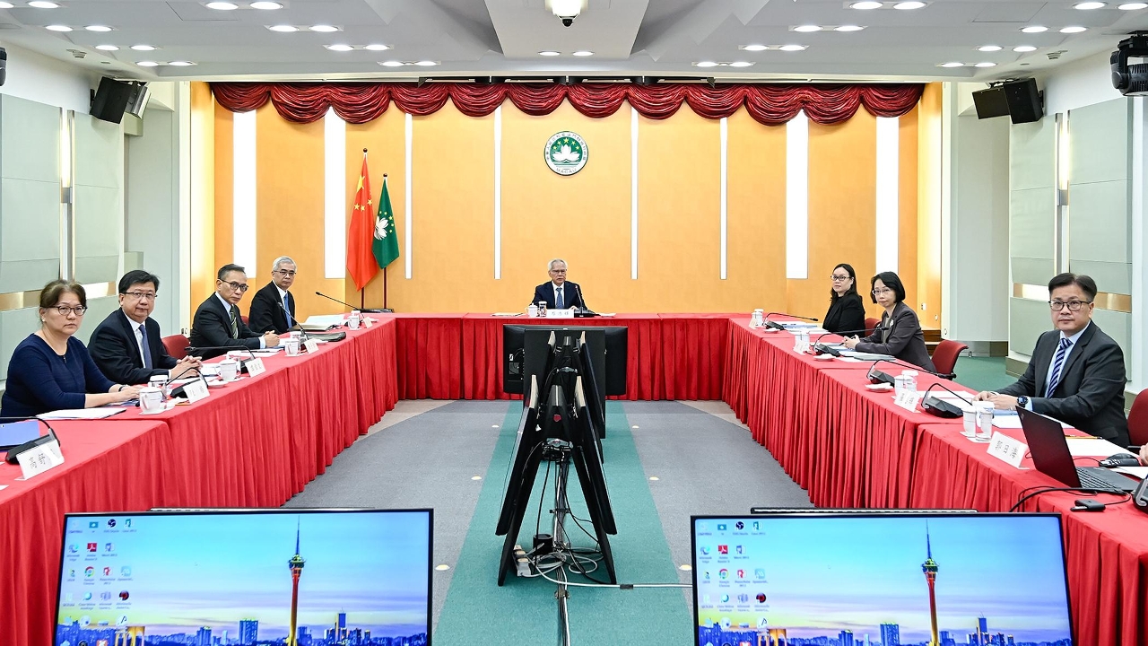 The Chief Executive, Mr Sam Hou Fai, chairs an executive meeting to coordinate and deploy efforts for accelerating urban renewal.