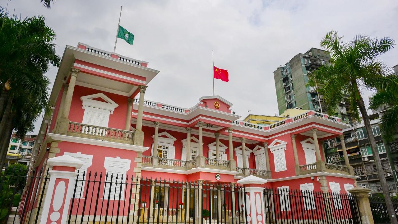 Flags displayed at the Government Headquarters of the Macao Special Administrative Region are lowered to half-mast to mourn the passing of former premier of the State Council, Mr Zhu Rongji.