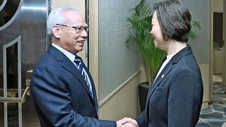 The Chief Executive, Mr Sam Hou Fai, and Singapore's Minister of State in the Ministry of Foreign Affairs and the Ministry of Trade and Industry, Ms Gan Siow Huang, meet with entrepreneur representatives accompanying the Chief Executive on the visit to Singapore.