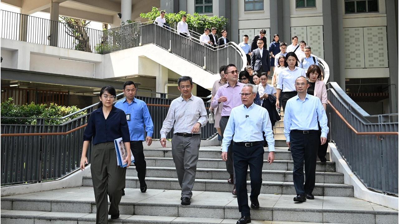 The Chief Executive, Mr Sam Hou Fai, conducts research and inspection visits in Singapore in order to draw on successful experiences for advancing related initiatives in Macao.