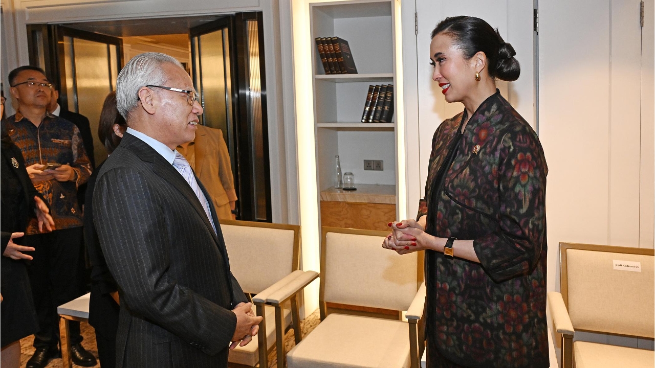 The Chief Executive, Mr Sam Hou Fai, meets with the Minister of Tourism of Indonesia, Ms Widiyanti Putri Wardhana, in Jakarta, Indonesia.