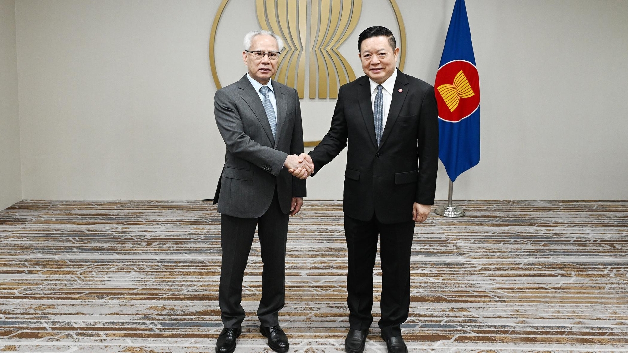 The Chief Executive, Mr Sam Hou Fai, meets with the Secretary-General of the Association of Southeast Asian Nations (ASEAN), Mr Kao Kim Hourn, in Jakarta, Indonesia.