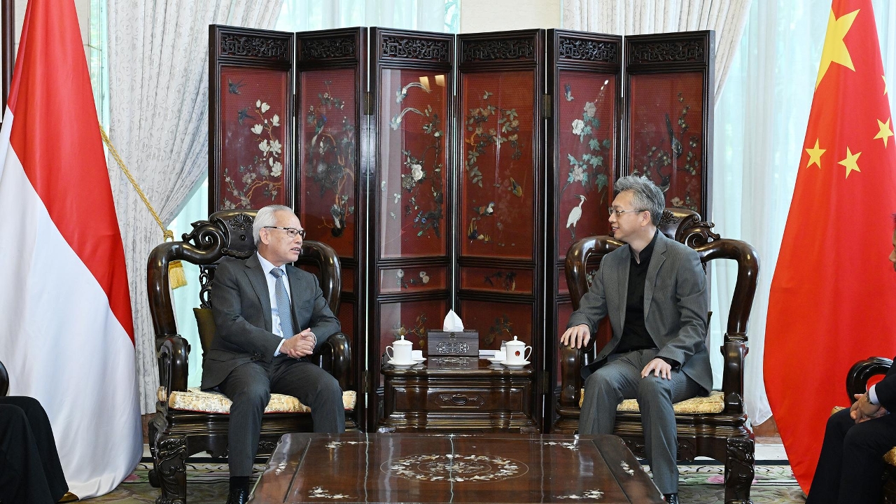 The Chief Executive, Mr Sam Hou Fai, meets with the Chinese Ambassador to Indonesia, Mr Wang Lutong, in Jakarta, Indonesia.