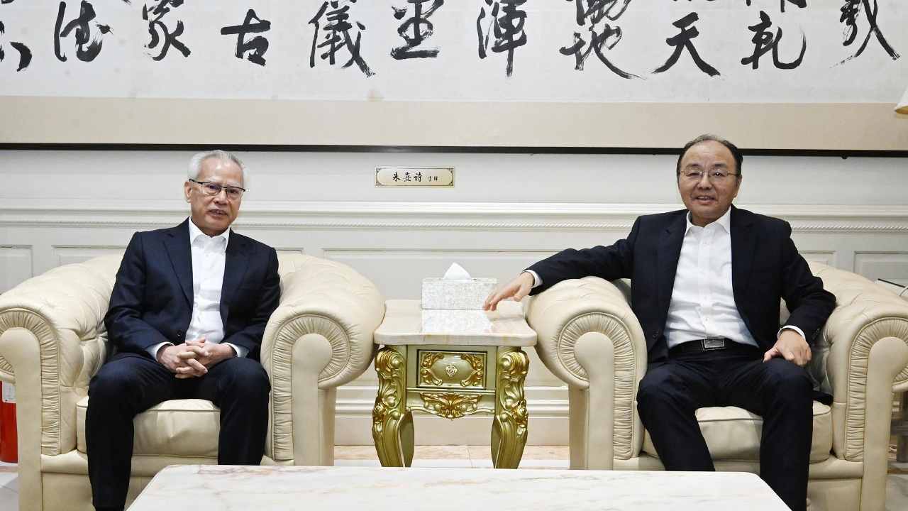 行政長官岑浩輝在吉隆坡與中國駐馬來西亞大使歐陽玉靖會面。